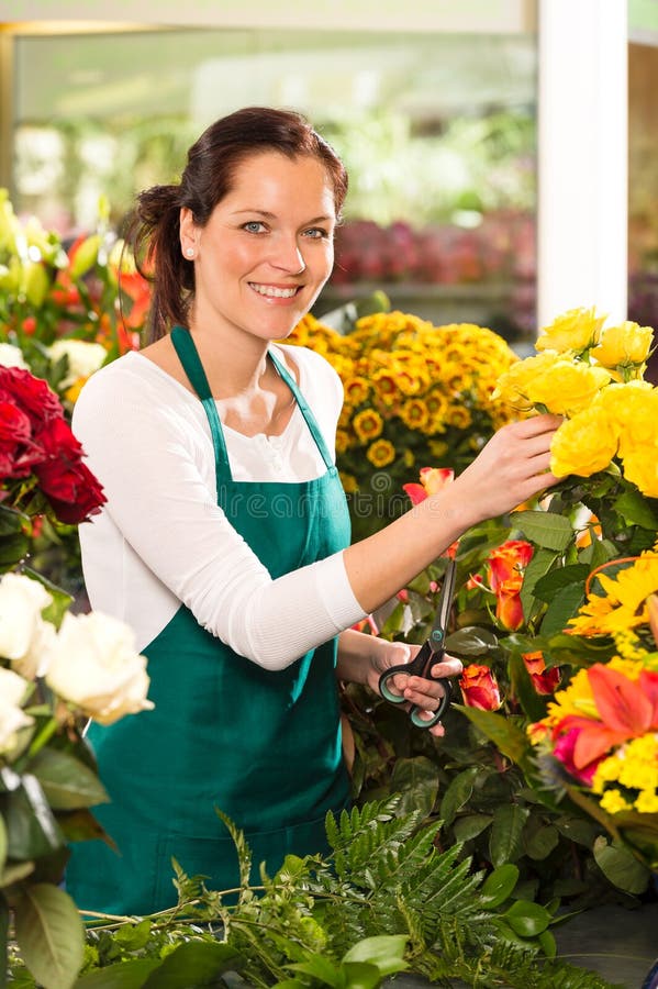 Mulher alegre loja de flores mercado a escolher trabalhando fotografia de stock