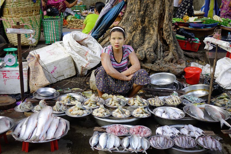 Mercado callejero en Rangún, Myanmar fotos de archivo Mercado callejero en Rangún, Myanmar fotos de archivo