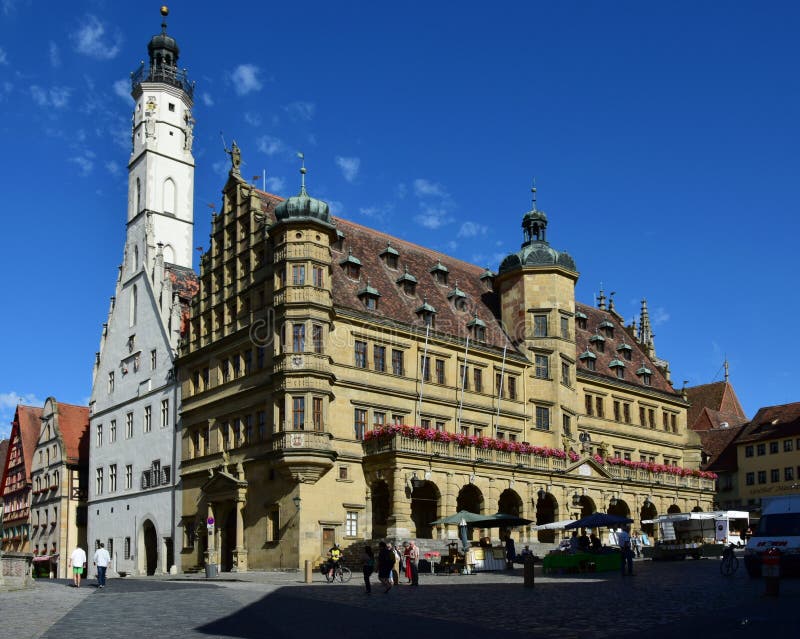 Mercado com a câmara municipal histórica do renascimento, em Rothenburg, Alemanha fotografia de stock Mercado com a câmara municipal histórica do renascimento, em Rothenburg, Alemanha fotografia de stock