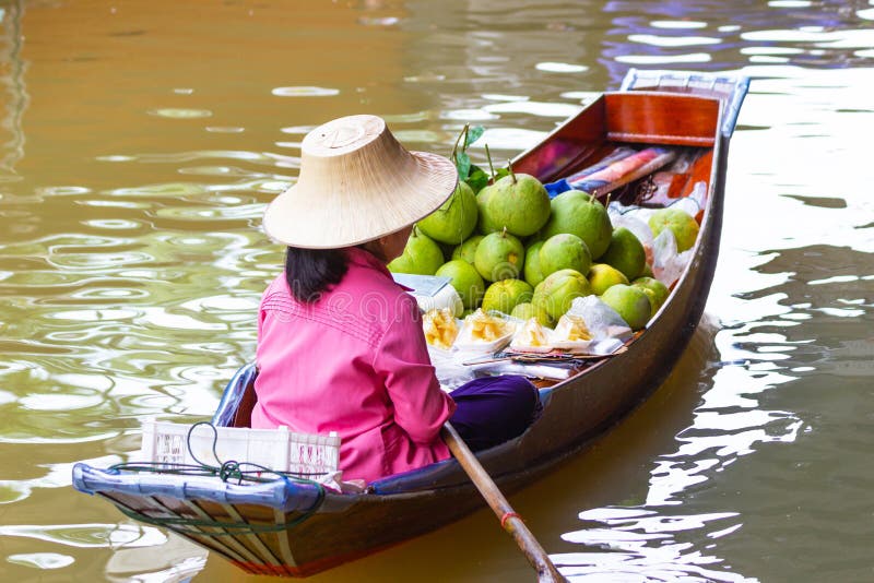 Mercado de flutuação, botes de Tailândia carregado com frutas e legumes coloridas e remados por mulheres tailandesas imagens de stock Mercado de flutuação, botes de Tailândia carregado com frutas e legumes coloridas e remados por mulheres tailandesas imagens de stock
