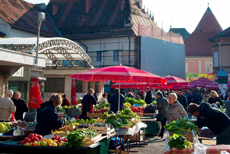 Mercado de la comida en Zagreb fotografía de archivo Mercado de la comida en Zagreb fotografía de archivo