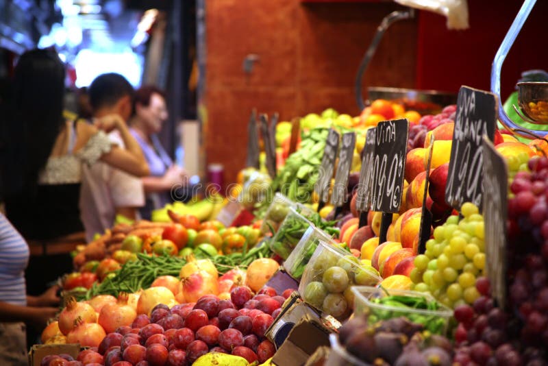 Mercado de la fruta con la selección enorme de frutas imágenes de archivo libres de regalías Mercado de la fruta con la selección enorme de frutas imágenes de archivo libres de regalías
