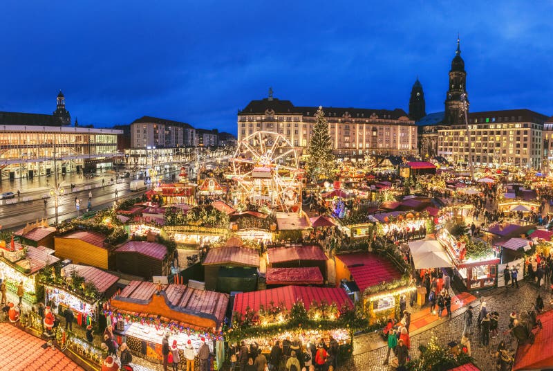 Mercado de la Navidad de Dresden, visión desde arriba, Alemania, Europa Los mercados de la Navidad son vacaciones europeas tradic fotografía de archivo libre de regalías Mercado de la Navidad de Dresden, visión desde arriba, Alemania, Europa Los mercados de la Navidad son vacaciones europeas tradic fotografía de archivo libre de regalías