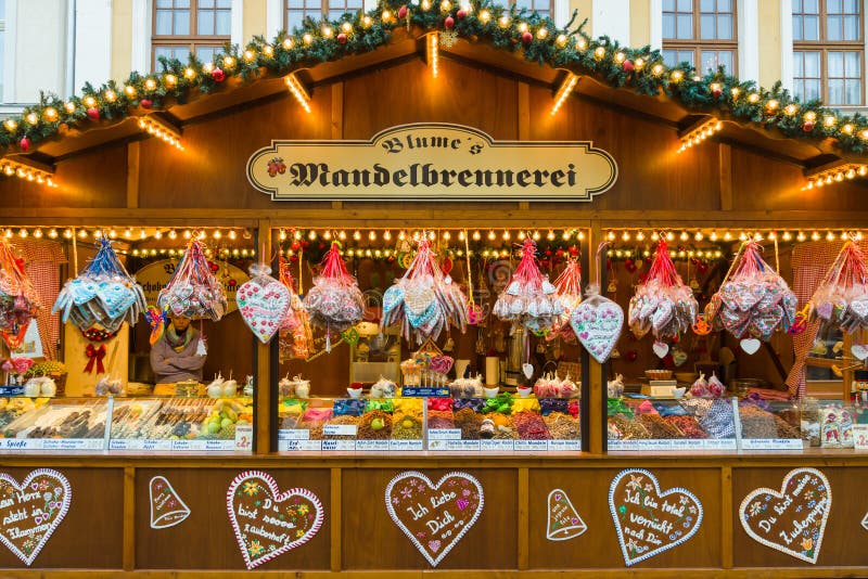 Mercado de la Navidad en la ciudad vieja de Potsdam. Venta de los dulces y del pan de jengibre tradicionales. fotos de archivo libres de regalías Mercado de la Navidad en la ciudad vieja de Potsdam. Venta de los dulces y del pan de jengibre tradicionales. fotos de archivo libres de regalías