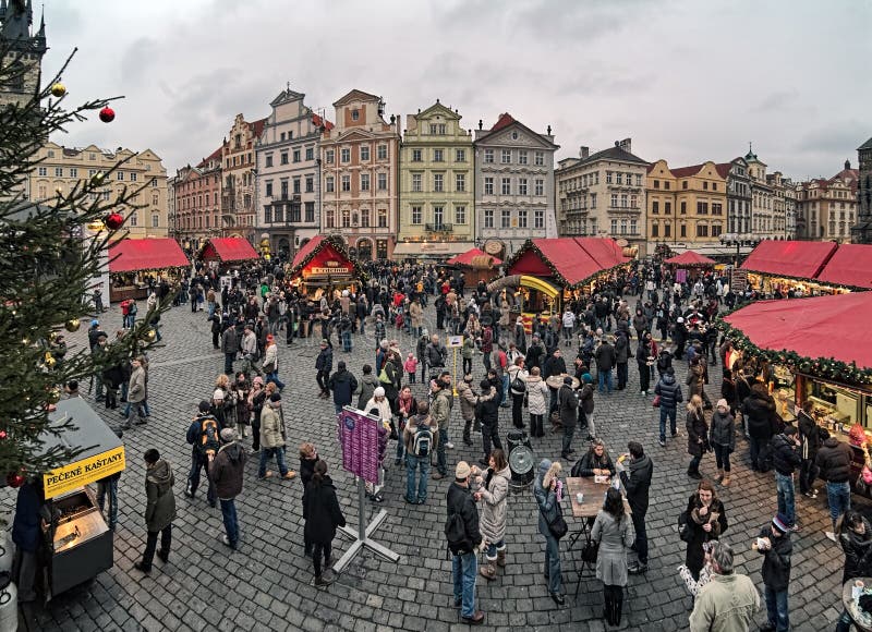 Mercado de la Navidad en la vieja plaza en Praga, República Checa imagenes de archivo Mercado de la Navidad en la vieja plaza en Praga, República Checa imagenes de archivo