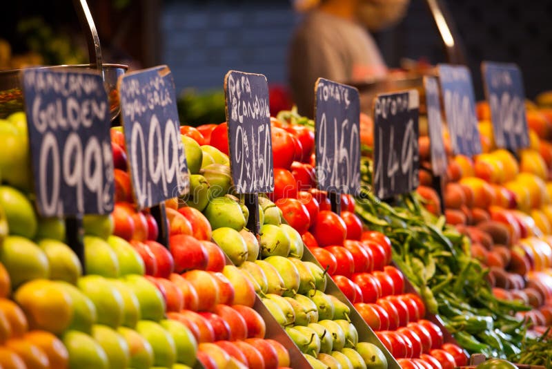 Mercado de las frutas, en el La Boqueria, mercado famoso de Barcelona fotografía de archivo libre de regalías Mercado de las frutas, en el La Boqueria, mercado famoso de Barcelona fotografía de archivo libre de regalías