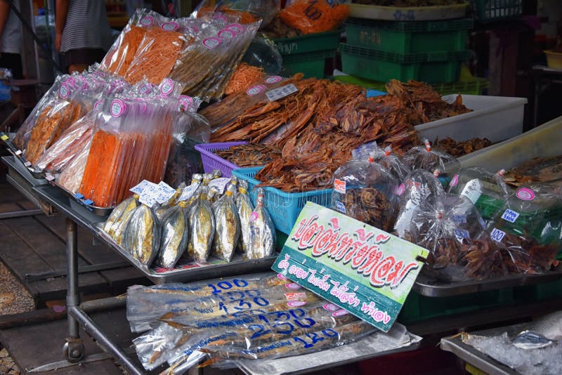 Mercado de pescado callejero del ferrocarril de larga duración, Bangkok Tailandia Mercado marino de la calle donde pasa el tren d fotos de archivo Mercado de pescado callejero del ferrocarril de larga duración, Bangkok Tailandia Mercado marino de la calle donde pasa el tren d fotos de archivo