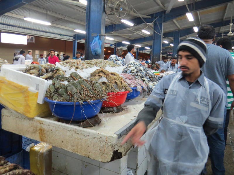 Mercado de pescados de Dubai En el contador en los reptiles marinos de los lavabos Los vendedores están pasando corriendo alreded fotografía de archivo libre de regalías Mercado de pescados de Dubai En el contador en los reptiles marinos de los lavabos Los vendedores están pasando corriendo alreded fotografía de archivo libre de regalías