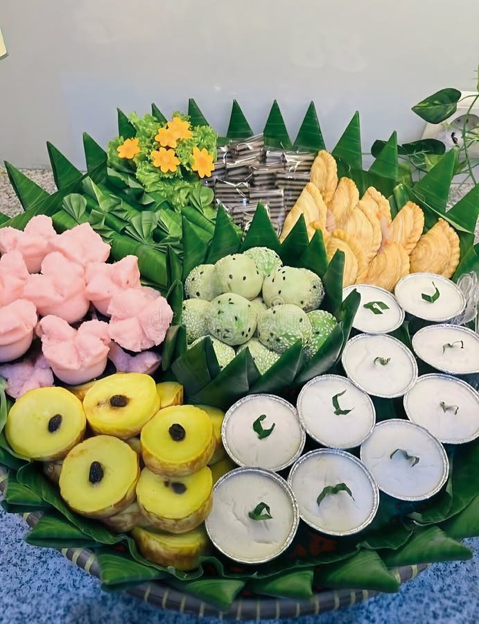 Mercado de petiscos tradicionais indonésios num prato de madeira imagem de stock royalty free