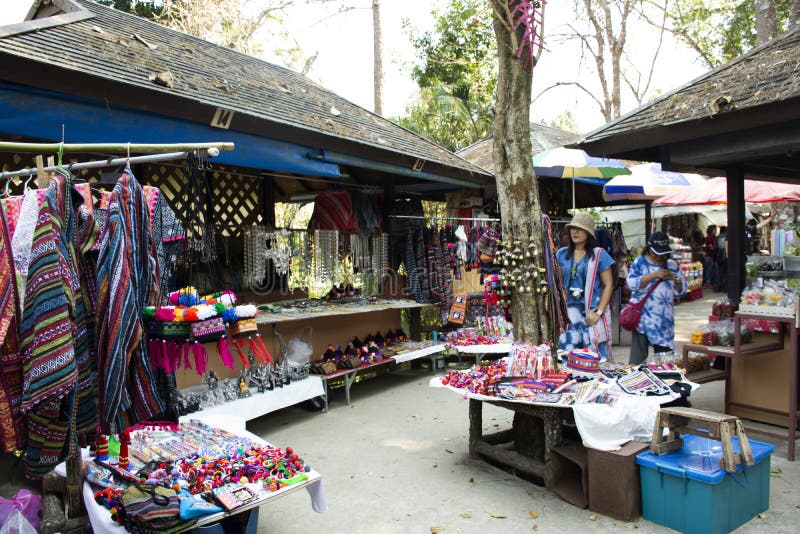 Mercado de rua local Doi Tung Royal Villa e Mae Fah Luang Garden da loja em Chiang Rai, Tailândia fotografia de stock Mercado de rua local Doi Tung Royal Villa e Mae Fah Luang Garden da loja em Chiang Rai, Tailândia fotografia de stock