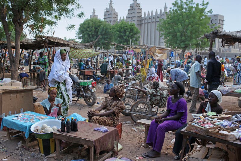 Mercado delante de la mezquita de Djenne, Malí del theGreat imágenes de archivo libres de regalías Mercado delante de la mezquita de Djenne, Malí del theGreat imágenes de archivo libres de regalías