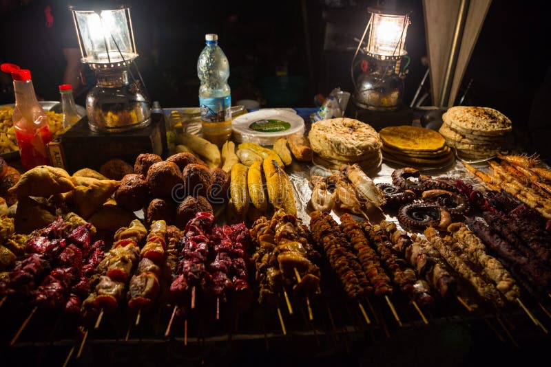 Mercado do alimento da rua da noite de Zanzibari em jardins de Forodhani Cidade de pedra, cidade de Zanzibar, ilha de Unguja, Tan fotos de stock Mercado do alimento da rua da noite de Zanzibari em jardins de Forodhani Cidade de pedra, cidade de Zanzibar, ilha de Unguja, Tan fotos de stock