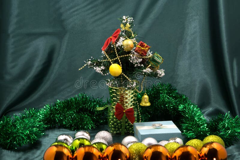 Mercado do Natal, Londres, Reino Unido - - muita caixa de música da bola de cristal com o presente romântico N do Natal do floco imagens de stock royalty free Mercado do Natal, Londres, Reino Unido - - muita caixa de música da bola de cristal com o presente romântico N do Natal do floco imagens de stock royalty free