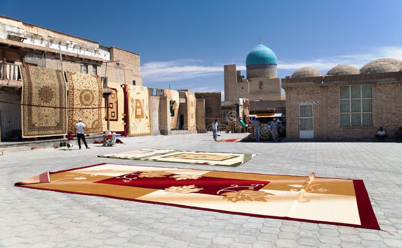 Mercado do tapete em Bukhara - esta feira é um do melhor mercado dos tapetes em Usbequistão fotos de stock Mercado do tapete em Bukhara - esta feira é um do melhor mercado dos tapetes em Usbequistão fotos de stock