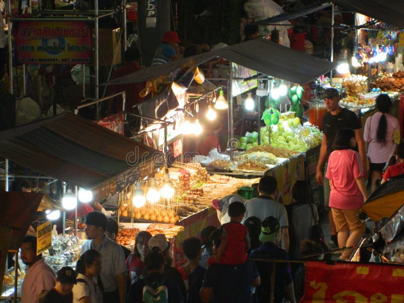 Mercado en la noche, comida de la calle, festival de Buda, Samutprakarn, Tailandia de la gente y de la comida fotografía de archivo libre de regalías Mercado en la noche, comida de la calle, festival de Buda, Samutprakarn, Tailandia de la gente y de la comida fotografía de archivo libre de regalías