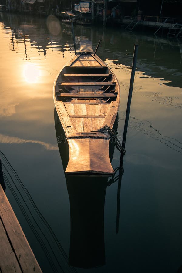 Mercado flotante de Amphawa, provincia de Samut Songkhram, Tailandia en abril 13,2019: Barco de paleta del estilo del vintage y s fotografía de archivo libre de regalías Mercado flotante de Amphawa, provincia de Samut Songkhram, Tailandia en abril 13,2019: Barco de paleta del estilo del vintage y s fotografía de archivo libre de regalías