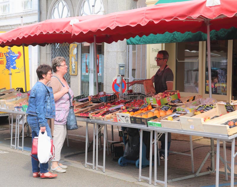 Mercado francês Ernée da manhã da vila, Mayenne, Pays de la Loire fotos de stock Mercado francês Ernée da manhã da vila, Mayenne, Pays de la Loire fotos de stock