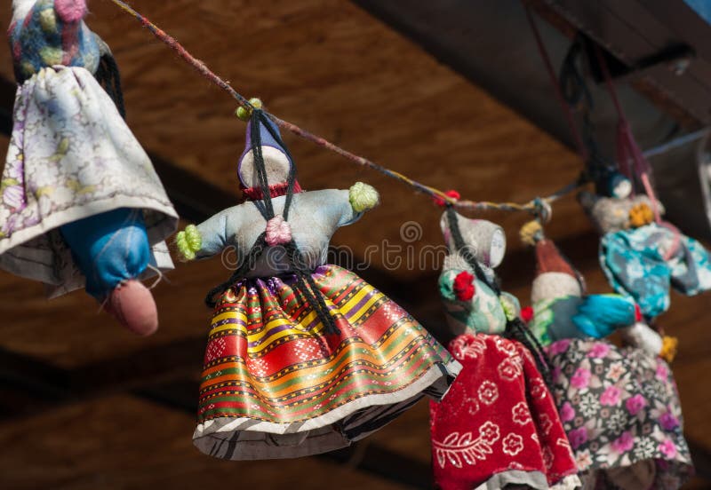 Mercado hecho a mano de las muñecas del recuerdo fotografía de archivo libre de regalías Mercado hecho a mano de las muñecas del recuerdo fotografía de archivo libre de regalías