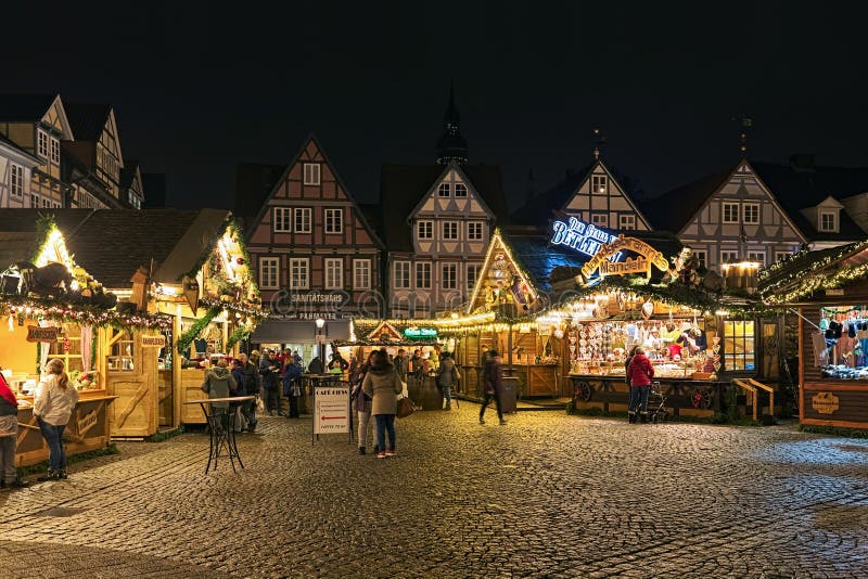 Mercado navideño en la plaza Grosser Plan en el casco antiguo de Celle, Baja Sajonia, Alemania fotografía de archivo libre de regalías Mercado navideño en la plaza Grosser Plan en el casco antiguo de Celle, Baja Sajonia, Alemania fotografía de archivo libre de regalías