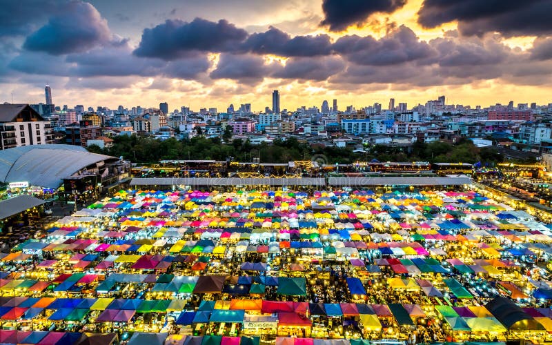 Mercado Ratchada da noite do trem, Banguecoque Tailândia O Bangko famoso imagens de stock Mercado Ratchada da noite do trem, Banguecoque Tailândia O Bangko famoso imagens de stock