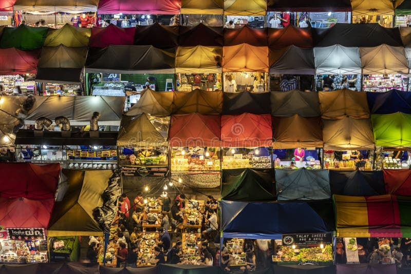 Mercado tailandês da noite colorida em Banguecoque fotos de stock Mercado tailandês da noite colorida em Banguecoque fotos de stock