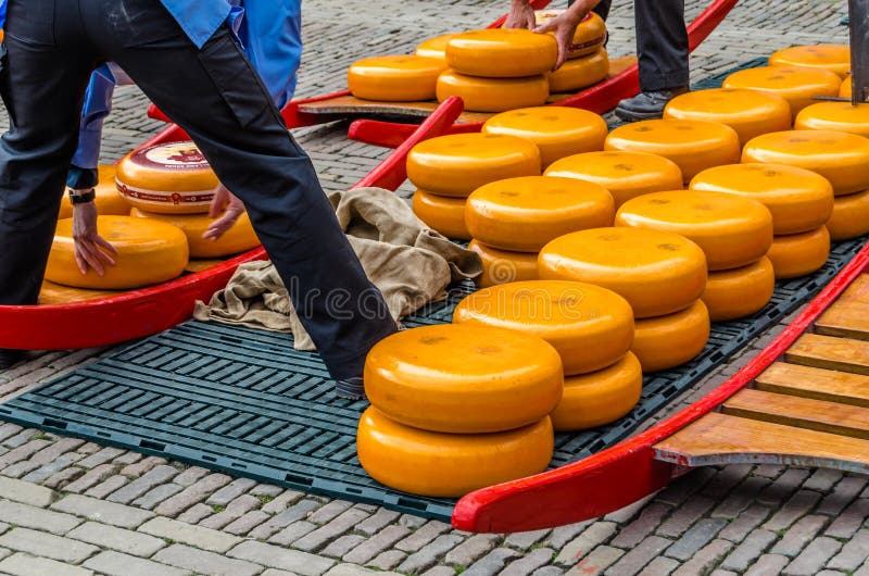 Mercado tradicional del queso de Holanda en Alkmaar, los Países Bajos fotos de archivo libres de regalías Mercado tradicional del queso de Holanda en Alkmaar, los Países Bajos fotos de archivo libres de regalías