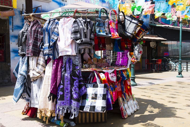 Mercanzie del venditore al supporto alla plaza Santa Cecilia a Tijuana, Messico fotografie stock Mercanzie del venditore al supporto alla plaza Santa Cecilia a Tijuana, Messico fotografie stock