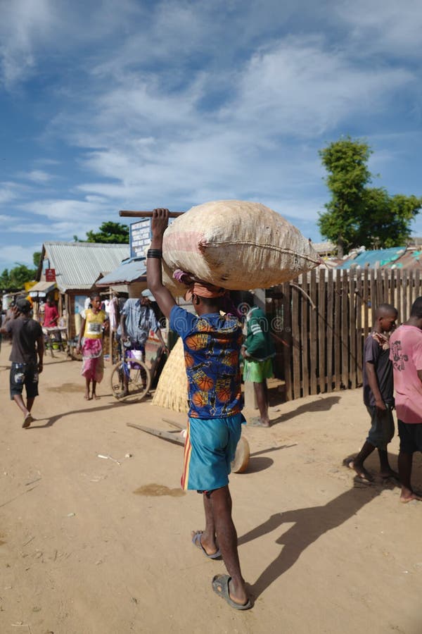 Mercato all'aperto in Morondava, Madagascar fotografie stock libere da diritti Mercato all'aperto in Morondava, Madagascar fotografie stock libere da diritti