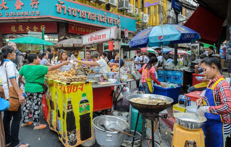 Mercato dell'alimento della via di Chinatown a Bangkok, Tailandia fotografia stock libera da diritti Mercato dell'alimento della via di Chinatown a Bangkok, Tailandia fotografia stock libera da diritti