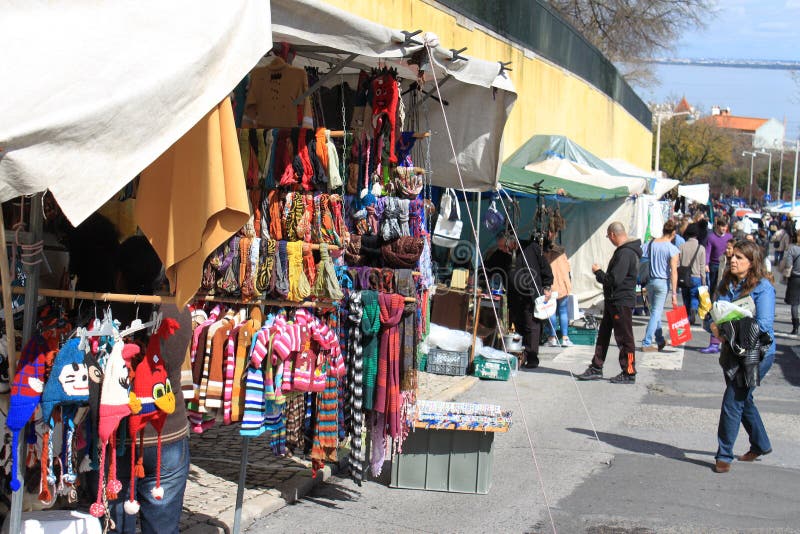 Mercato di Feira da Ladra a Lisbona, Portogallo fotografia stock Mercato di Feira da Ladra a Lisbona, Portogallo fotografia stock