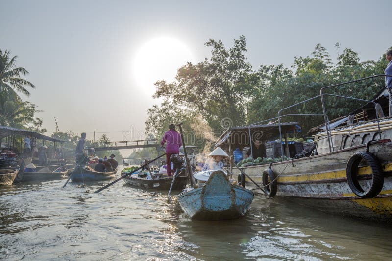 Mercato di galleggiamento alle strade trasversali di sette-modi (baia di Nga), città di Can Tho, Tien Giang di Phung Hiep fotografie stock libere da diritti Mercato di galleggiamento alle strade trasversali di sette-modi (baia di Nga), città di Can Tho, Tien Giang di Phung Hiep fotografie stock libere da diritti
