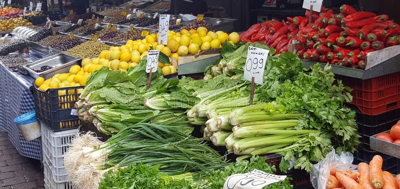 Mercato di strada con la frutta e le verdure fresche a Atene del centro, Grecia fotografie stock libere da diritti Mercato di strada con la frutta e le verdure fresche a Atene del centro, Grecia fotografie stock libere da diritti