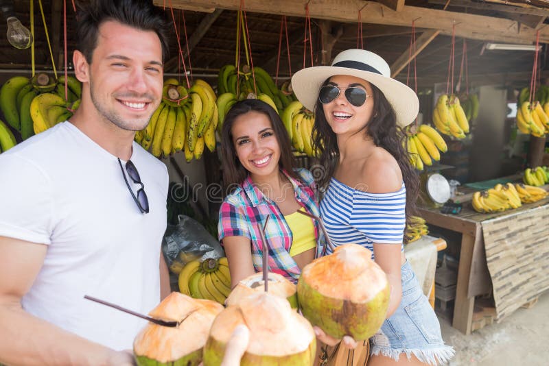 Mercato di strada di frutti dell'asiatico del cocktail della noce di cocco della bevanda del gruppo della gente che compra alimen immagini stock libere da diritti Mercato di strada di frutti dell'asiatico del cocktail della noce di cocco della bevanda del gruppo della gente che compra alimen immagini stock libere da diritti