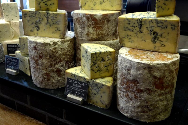 Mercato: formaggi blu gastronomici fatti a mano fotografia stock