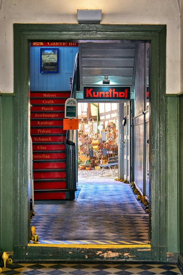 Mercato tradizionale dell'artigianato con prodotti tipici provenienti dalla Germania Arte in negozio: Kunsthof in tedesco immagini stock Mercato tradizionale dell'artigianato con prodotti tipici provenienti dalla Germania Arte in negozio: Kunsthof in tedesco immagini stock