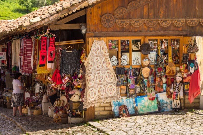 Mercato tradizionale dell'ottomano in Kruja, città di nascita dell'eroe nazionale Scanderbeg, Albania immagini stock libere da diritti Mercato tradizionale dell'ottomano in Kruja, città di nascita dell'eroe nazionale Scanderbeg, Albania immagini stock libere da diritti