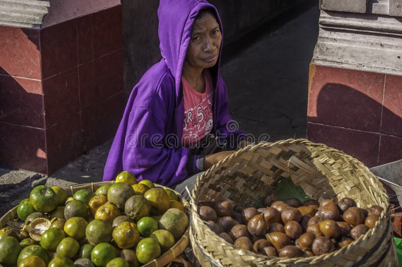 Mercato tradizionale di Badung del venditore arancio e della frutta, Bali - Indonesia immagine stock libera da diritti Mercato tradizionale di Badung del venditore arancio e della frutta, Bali - Indonesia immagine stock libera da diritti
