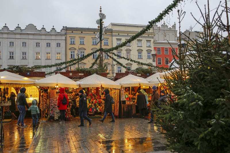 Mercato tradizionale di natale sul quadrato principale a Cracovia, Polonia immagine stock Mercato tradizionale di natale sul quadrato principale a Cracovia, Polonia immagine stock