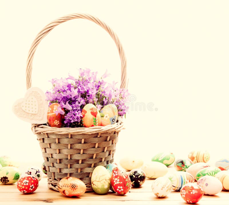 Merce nel carrello dipinta a mano variopinta delle uova di Pasqua e su legno Decorazione d'annata fatta a mano immagine stock libera da diritti Merce nel carrello dipinta a mano variopinta delle uova di Pasqua e su legno Decorazione d'annata fatta a mano immagine stock libera da diritti