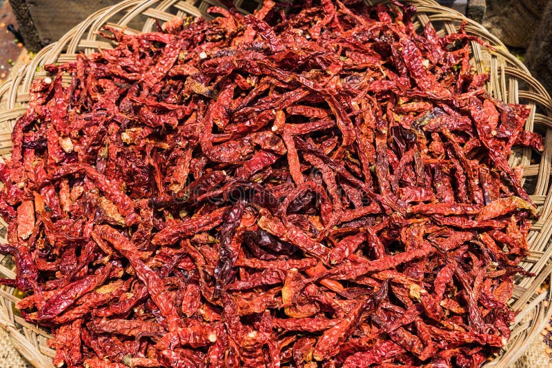 Merce nel carrello secca di Chili Peppers sui precedenti di legno della tavola fotografia stock libera da diritti Merce nel carrello secca di Chili Peppers sui precedenti di legno della tavola fotografia stock libera da diritti