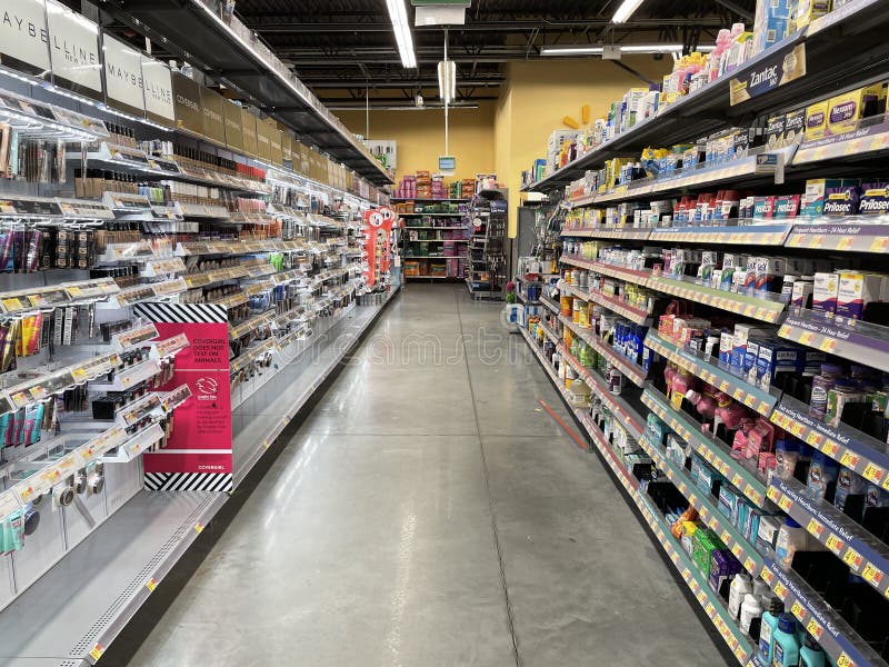 Corredor de cosméticos no interior de uma loja Walmart de retalho e mercearia imagem de stock royalty free