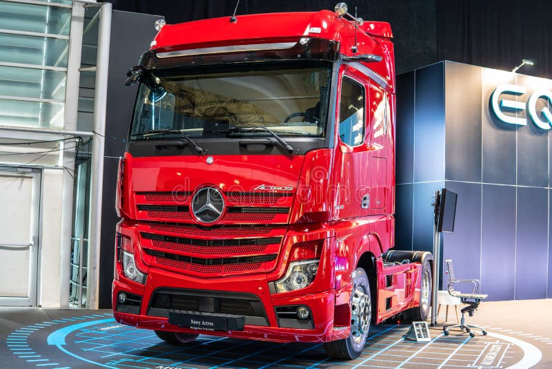 Mercedes-Benz Actros heavy-duty truck Third generation, brand’s new flagship from Mercedes Benz royalty free stock image Mercedes-Benz Actros heavy-duty truck Third generation, brand’s new flagship from Mercedes Benz royalty free stock image