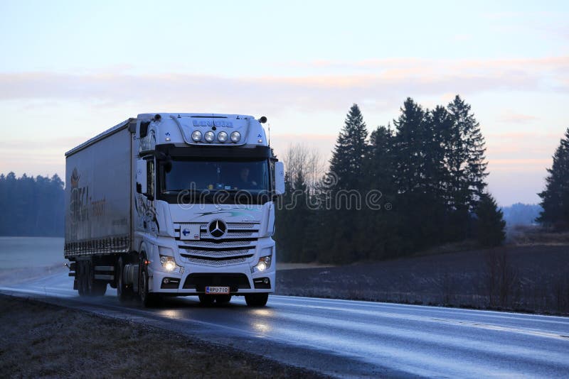 Mercedes-Benz Actros Semi ciężarówki transport w wieczór zdjęcie royalty free Mercedes-Benz Actros Semi ciężarówki transport w wieczór zdjęcie royalty free