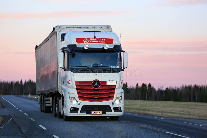 https://thumbs.dreamstime.com/b/mercedes-benz-actros-trucking-twilight-time-koski-tl-finland-october-semi-trailer-truck-ahola-transport-transports-goods-79838821.jpg