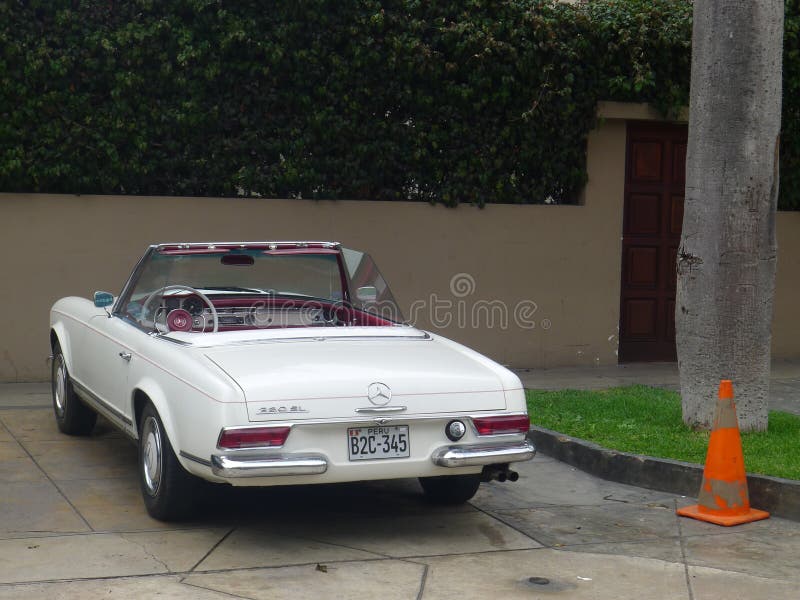 Mercedes Benz convertível 230 SL fotografia de stock royalty free Mercedes Benz convertível 230 SL fotografia de stock royalty free