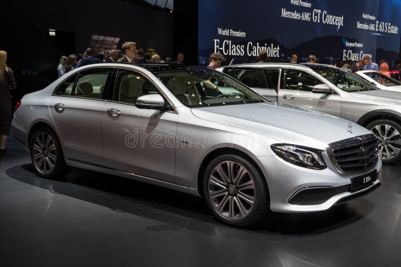 Mercedes-Benz klasy E350e PRZENOŚNY HYBRYDOWY samochód obraz stock Mercedes-Benz klasy E350e PRZENOŚNY HYBRYDOWY samochód obraz stock