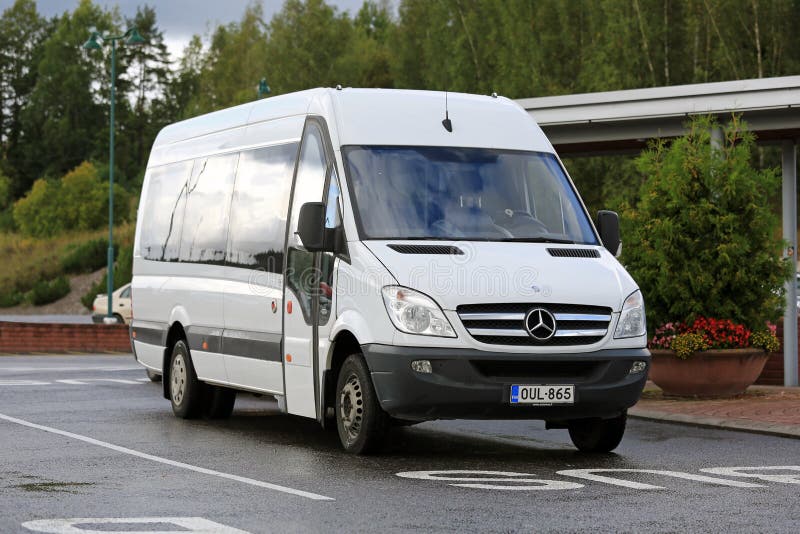 Mercedes-Benz Sprinter Minibus branca imagens de stock Mercedes-Benz Sprinter Minibus branca imagens de stock