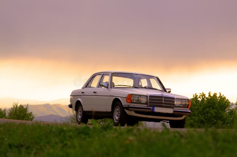 Mercedes-Benz W123 - parte anteriore della cobra 240D immagini stock libere da diritti Mercedes-Benz W123 - parte anteriore della cobra 240D immagini stock libere da diritti