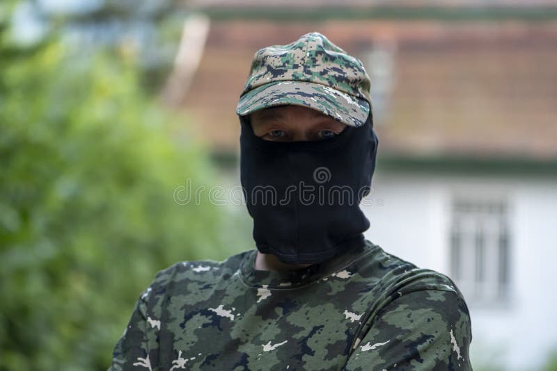 Mercenario En Balaclava Y Uniforme Militar En Un Fondo Borroso. Concepto :  Conflicto Armado Foto de archivo - Imagen de especial, campo: 282250920