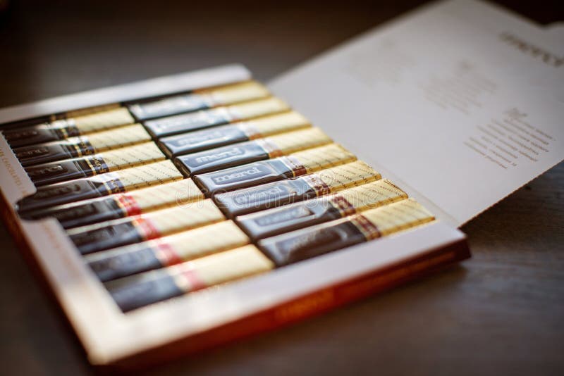 Merci choklad - märke av chokladgodisen som tillverkas av det tyska företaget August Storck som säljs i mer än 70 länder royaltyfria foton Merci choklad - märke av chokladgodisen som tillverkas av det tyska företaget August Storck som säljs i mer än 70 länder royaltyfria foton